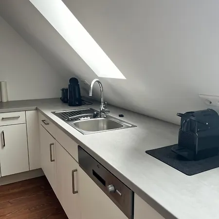 公寓 Charmante Dachgeschosswohnung In *