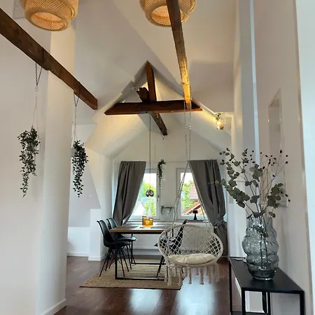 公寓 Charmante Dachgeschosswohnung In *
